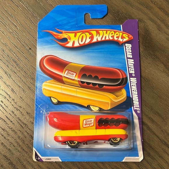 NEW in BOX Hot Wheels Oscar Mayer Wienermobile - Picture 1 of 7
